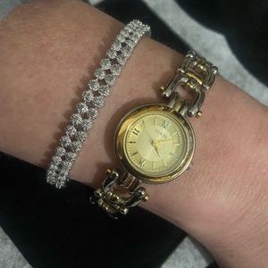 WOMENS GUESS GOLD AND SILVER TWO TONE ROUND DIAL